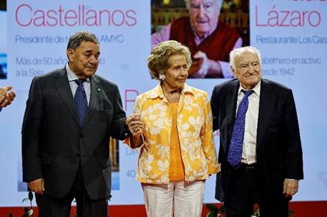 Litos de Honor. A la izquierda  Mariano Castellanos (presidente honorífico de AMYCE); Más de 50 años dedicado a la Sala; Rocío Gandarias (La Cococha Catering), por sus 40 años de servicio y Amadeo Lázaro (Los Caracoles); Tabernero en activo desde 1942. Foto: autora. Foto: autora.