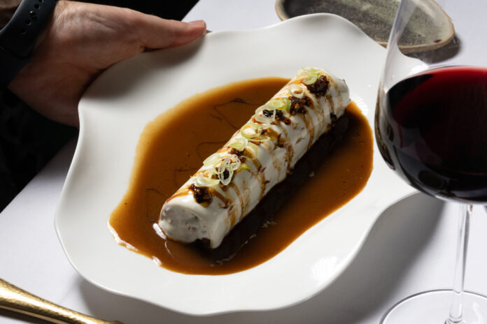 Otoño gourmet en el Palacio de Saldaña. ABYA (1 Sol Repsol) estrena carta firmada por el chef Óscar Castellano: desde su canelón de rabo de toro con bechamel cítrica hasta el confort gourmet de la Burger Café de Paris. Foto: agencia.