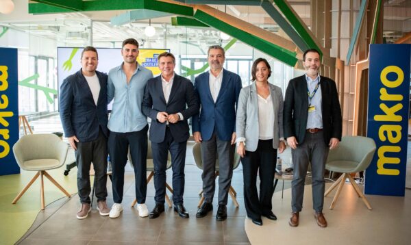 De izquierda a derecha Chema León, director de marketing de Makro ; Gonzalo Talavera, propietario de Grupo La Fábrica; Emilio Gallego, secretario general de Hostelería de España y Vanesa Cardeñosa, Comunicación de Makro y otros asistentes. Foto: agencia.