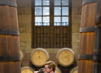 Bodegas Murua ofrece arte, historia y excelencia del enoturismo en Rioja Alavesa Arte, historia y viñedo. Descubre Bodegas Murua en Elciego, un refugio señorial en Rioja Alavesa donde el vino de autor se marida con una colección de arte única. Reserva tu experiencia en enoturismo. Foto: Bodegas Murua.