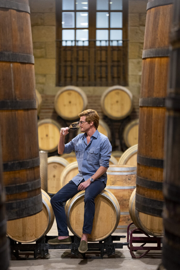 Arte, historia y viñedo. Descubre Bodegas Murua en Elciego, un refugio señorial en Rioja Alavesa donde el vino de autor se marida con una colección de arte única. Reserva tu experiencia en enoturismo. Foto: Bodegas Murua.