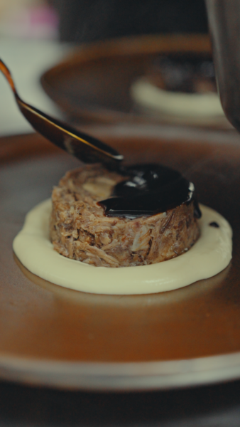 Los sabores más profundos del recuerdo y los guisos memorables alcanzaron la apoteosis culinaria, abrazados por la nobleza y estructura de grandes tintos de autor. Foto: 