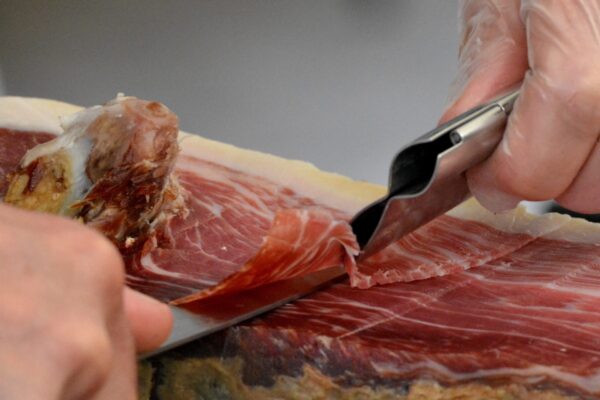 Más que un producto, una obra de arte esculpida por el tiempo y la libertad de la dehesa. La Ruta del Jabugo es ese viaje imprescindible donde el alma de Huelva se saborea despacio. Foto: agencia.