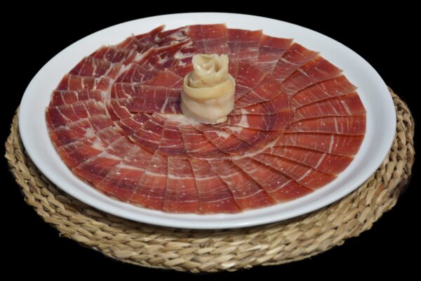 Entre castillos medievales, bodegas centenarias y una paciencia serrana única, Jabugo nos recuerda por qué el mejor jamón del mundo es, ante todo, una cuestión de territorio y leyenda. Foto: agencia.