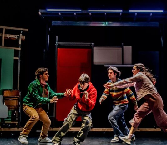Invisible… bailando el bulling Eloy Moreno lleva al Teatro Alcázar este «deporte de contacto» que algunos imbéciles empiezan en el patio del colegio y perfeccionan de adultos con corbata y despacho. Foto: agencia.