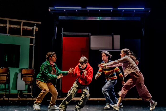 Eloy Moreno lleva al Teatro Alcázar este «deporte de contacto» que algunos imbéciles empiezan en el patio del colegio y perfeccionan de adultos con corbata y despacho. Foto: agencia.