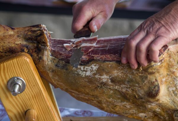 Del latido de la dehesa onubense a una cata sensorial donde cada loncha perfecta revela el quinto sabor. Un lujo gastronómico con denominación de origen. Foto: agencia.